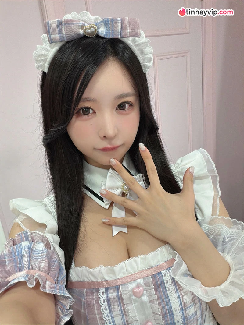Majima Naomi gây chú ý với khoảnh khắc vén tóc khoe nách