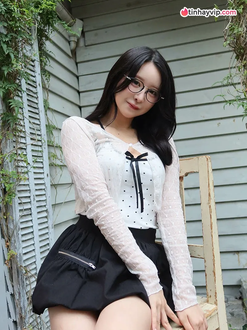 Majima Naomi gây chú ý với khoảnh khắc vén tóc khoe nách