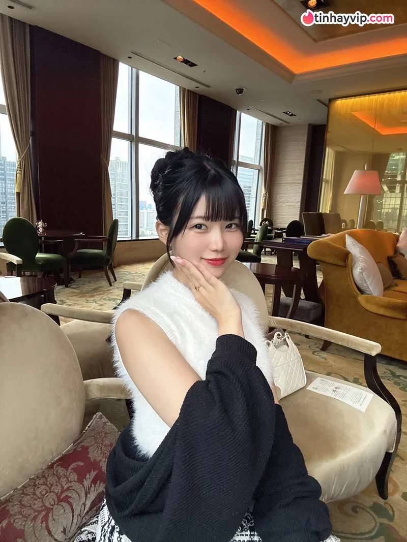 Tân binh AV Minami Airi ra mắt tuổi 18 gây bão