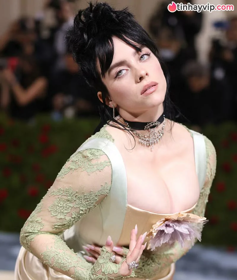 Nghi vấn Billie Eilish phẫu thuật thu nhỏ vòng 1 gây chấn động MXH