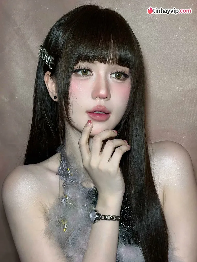 Ngọc Trinh gây chú ý với diện mạo trẻ trung ngọt ngào