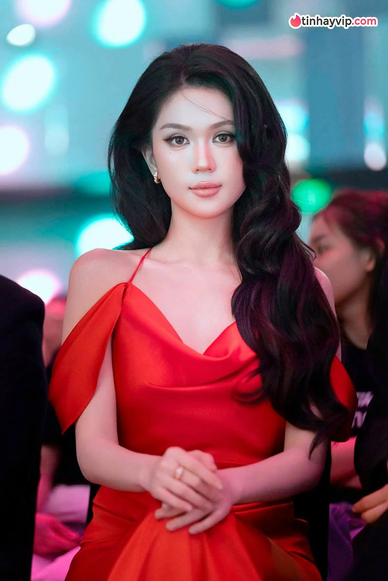 Ngọc Trinh gây chú ý với diện mạo trẻ trung ngọt ngào