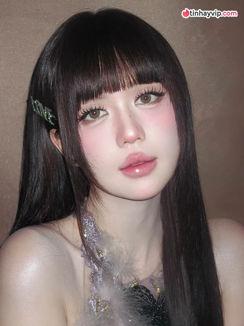 Ngọc Trinh gây chú ý với diện mạo trẻ trung ngọt ngào