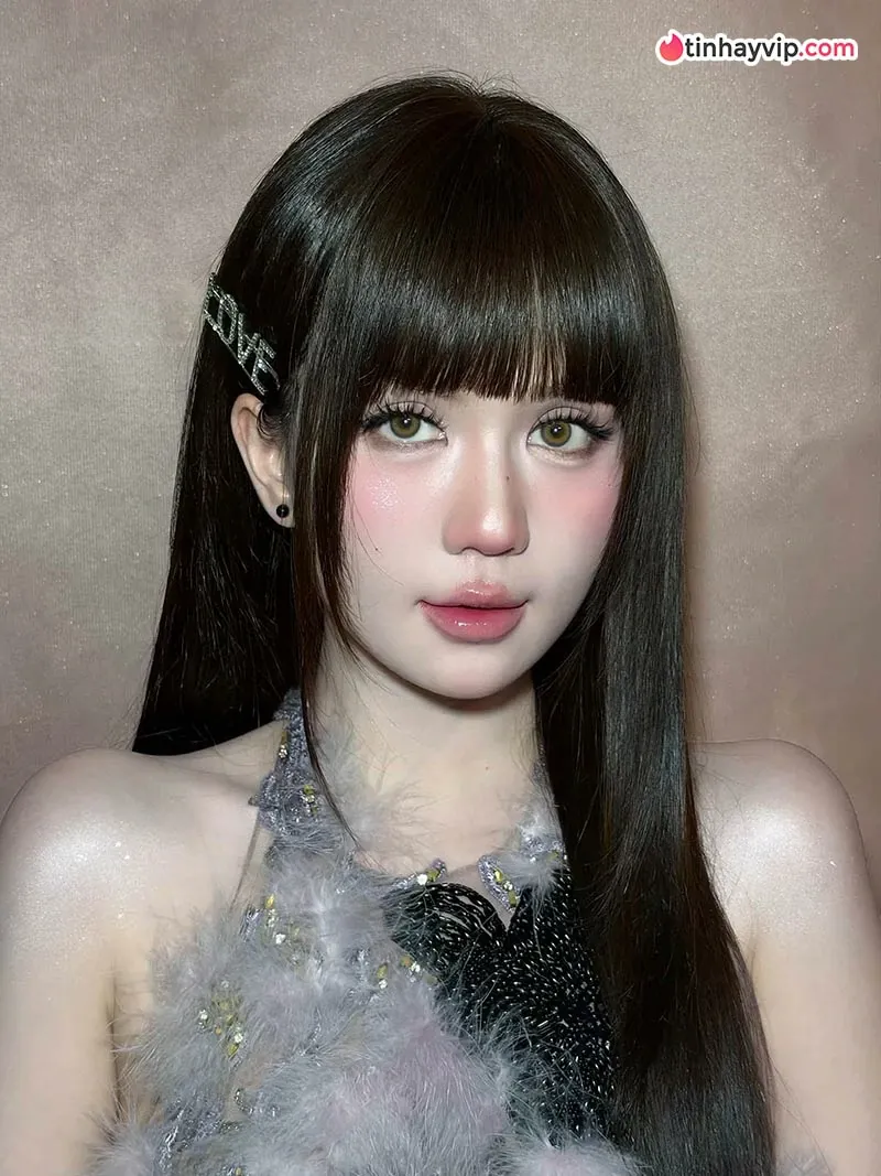 Ngọc Trinh gây chú ý với diện mạo trẻ trung ngọt ngào