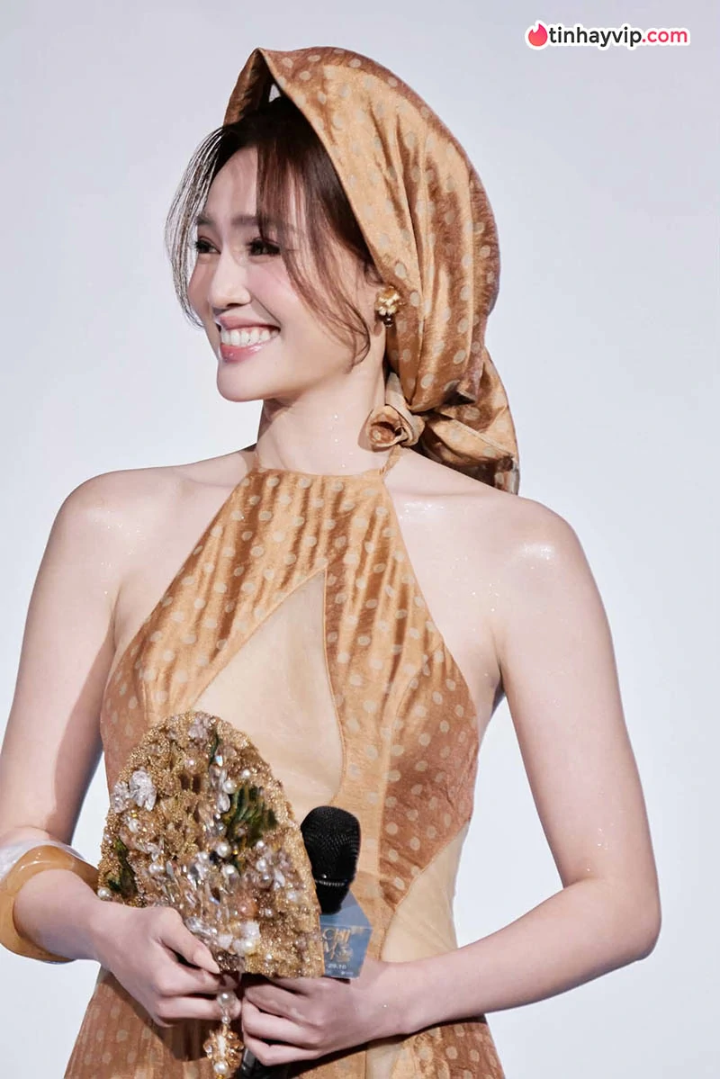 Ninh Dương Lan Ngọc khoe nhan sắc rạng rỡ trên thảm đỏ