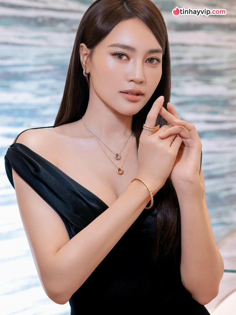 Ninh Dương Lan Ngọc khoe nhan sắc rạng rỡ trên thảm đỏ