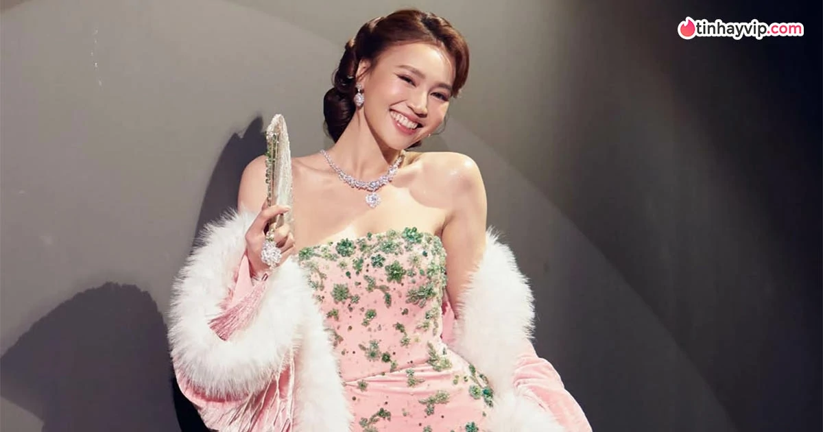 Ninh Dương Lan Ngọc khoe nhan sắc rạng rỡ trên thảm đỏ
