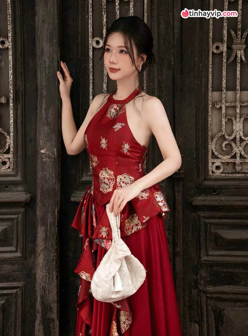 Phạm Ngọc Anh khoe sắc trong đầm đỏ mang nét Á Đông
