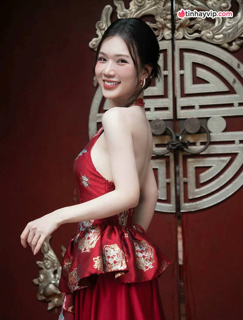 Phạm Ngọc Anh khoe sắc trong đầm đỏ mang nét Á Đông