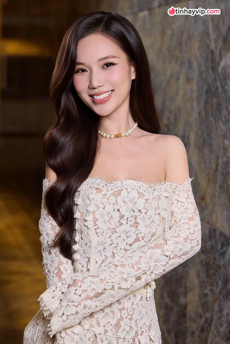 Phạm Ngọc Anh khoe sắc trong đầm đỏ mang nét Á Đông