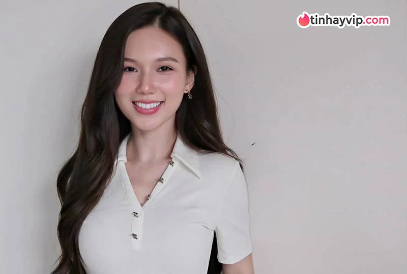Phạm Ngọc Anh khoe sắc trong đầm đỏ mang nét Á Đông