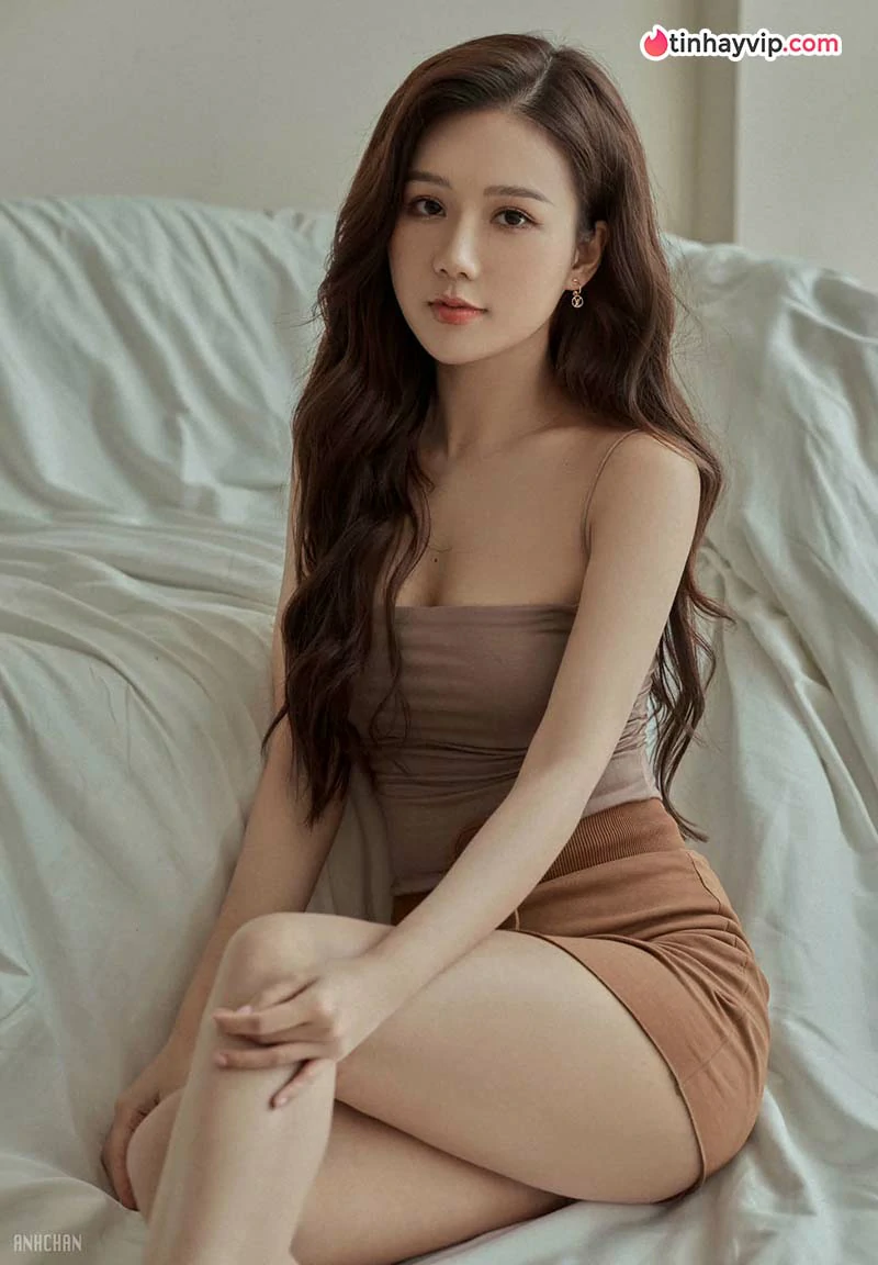 Phạm Ngọc Anh khoe sắc trong đầm đỏ mang nét Á Đông