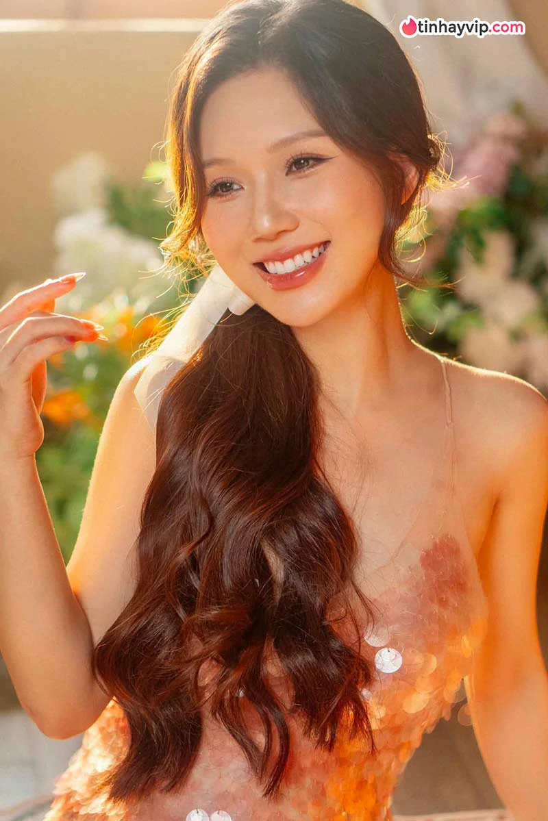 Phạm Ngọc Anh khoe sắc trong đầm đỏ mang nét Á Đông
