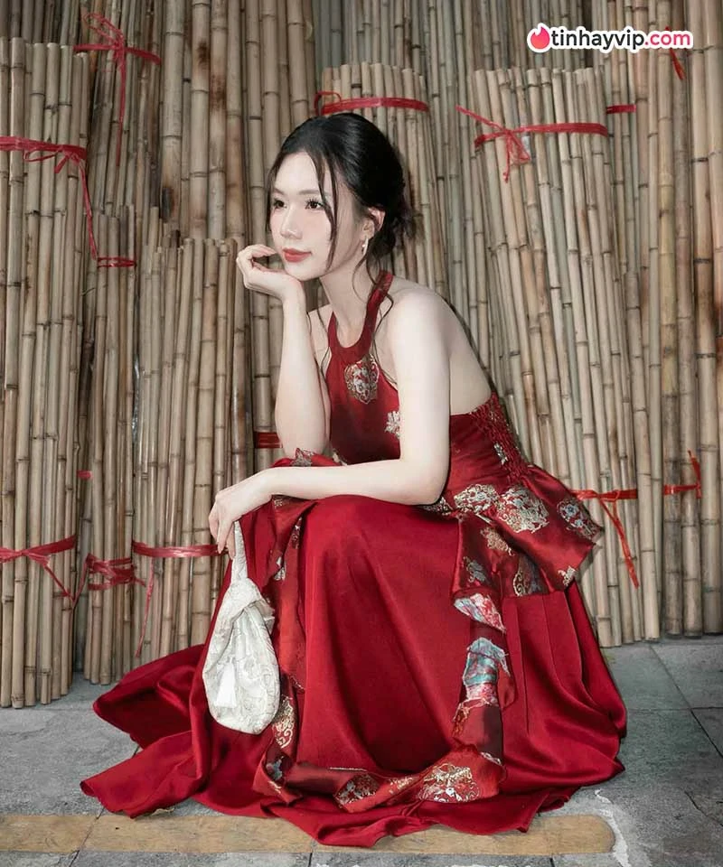 Phạm Ngọc Anh khoe sắc trong đầm đỏ mang nét Á Đông
