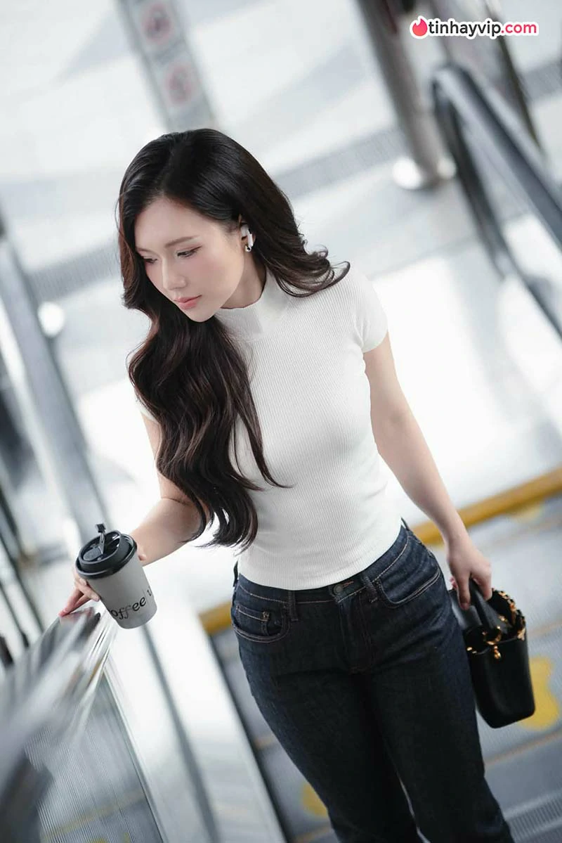 Phạm Ngọc Anh khoe sắc trong đầm đỏ mang nét Á Đông