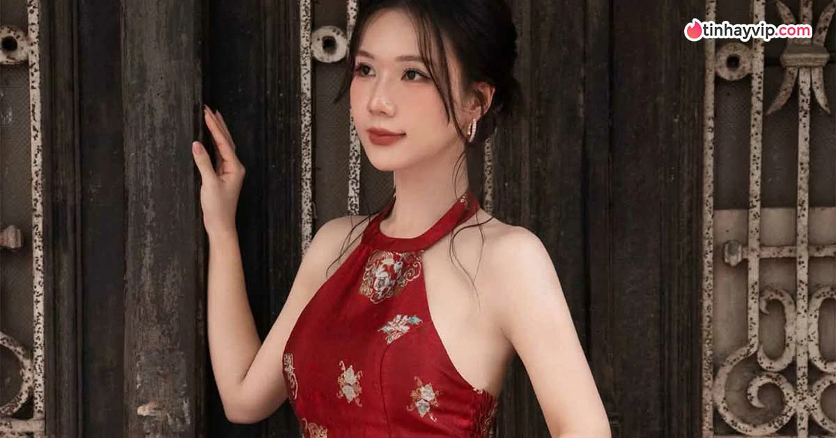 Phạm Ngọc Anh khoe sắc trong đầm đỏ mang nét Á Đông