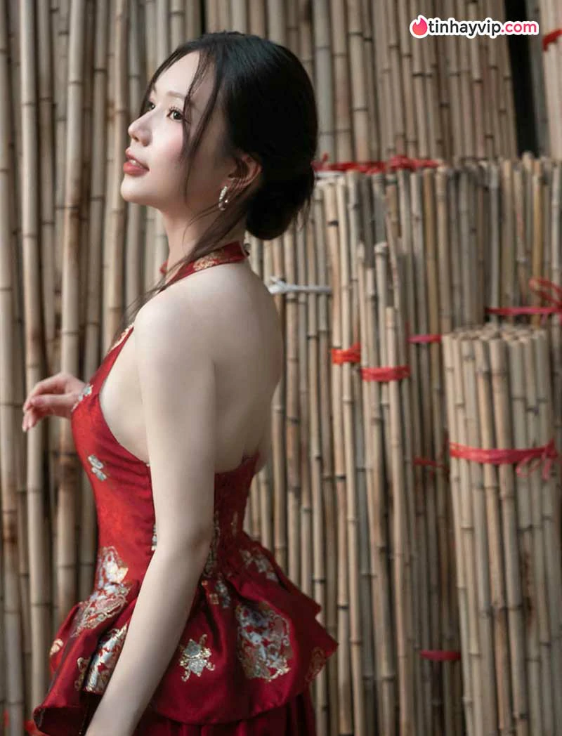 Phạm Ngọc Anh khoe sắc trong đầm đỏ mang nét Á Đông