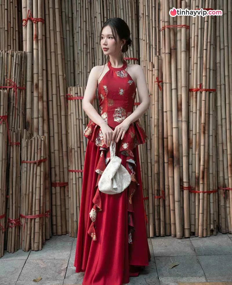 Phạm Ngọc Anh khoe sắc trong đầm đỏ mang nét Á Đông