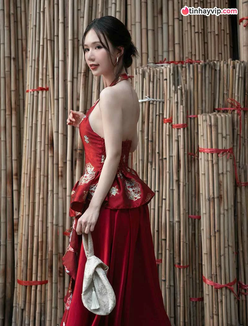 Phạm Ngọc Anh khoe sắc trong đầm đỏ mang nét Á Đông