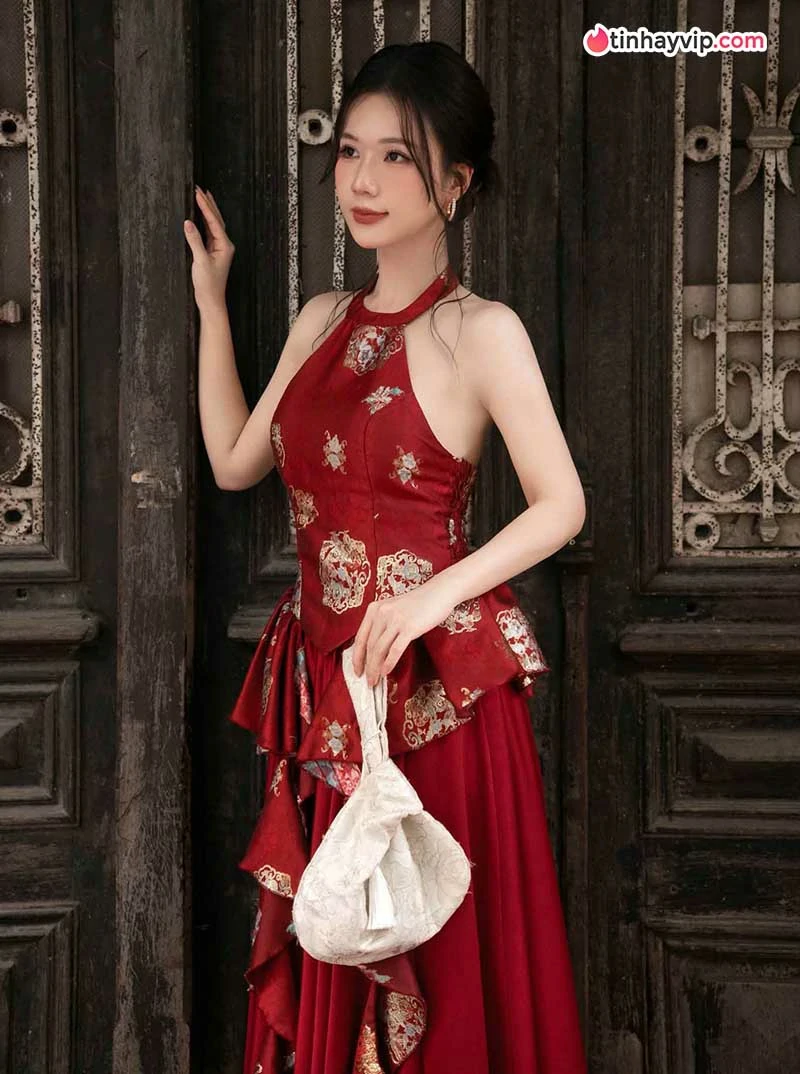 Phạm Ngọc Anh khoe sắc trong đầm đỏ mang nét Á Đông