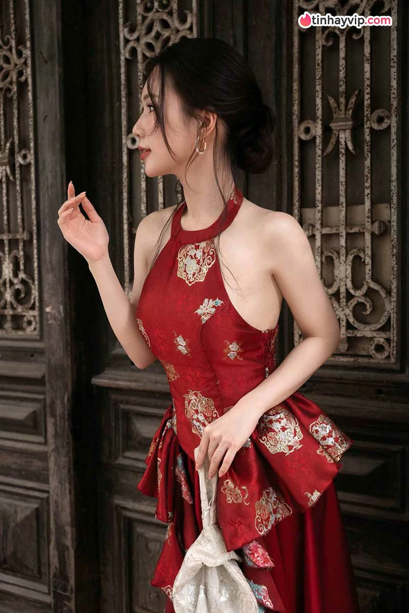Phạm Ngọc Anh khoe sắc trong đầm đỏ mang nét Á Đông