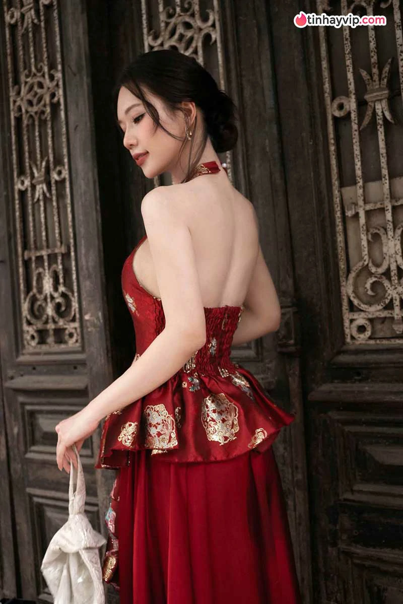 Phạm Ngọc Anh khoe sắc trong đầm đỏ mang nét Á Đông