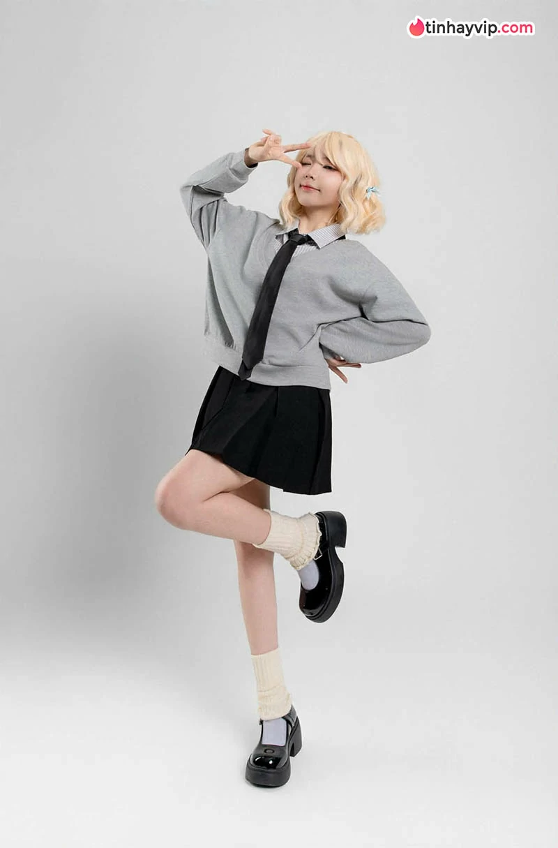 Remind Nè cosplay tiên cá Vodyanitsa quyến rũ hớp hồn fan