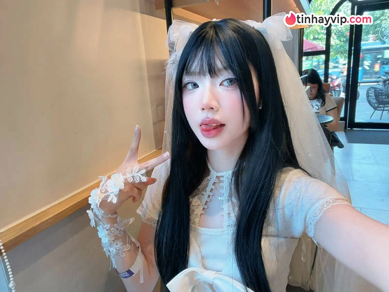 Remind Nè cosplay tiên cá Vodyanitsa quyến rũ hớp hồn fan