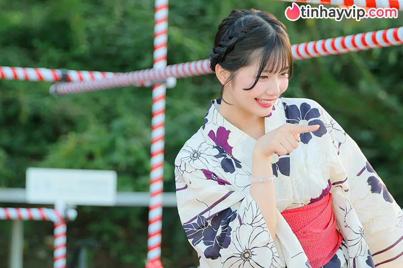 Nàng thơ AV Sana Mashiro diện bikini nửa kín nửa hở đốt mắt cánh mày râu