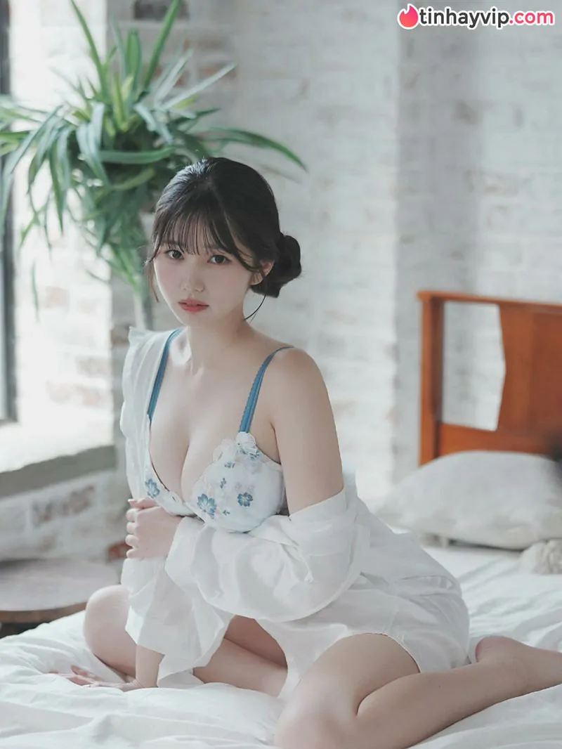 Nàng thơ AV Sana Mashiro diện bikini nửa kín nửa hở đốt mắt cánh mày râu