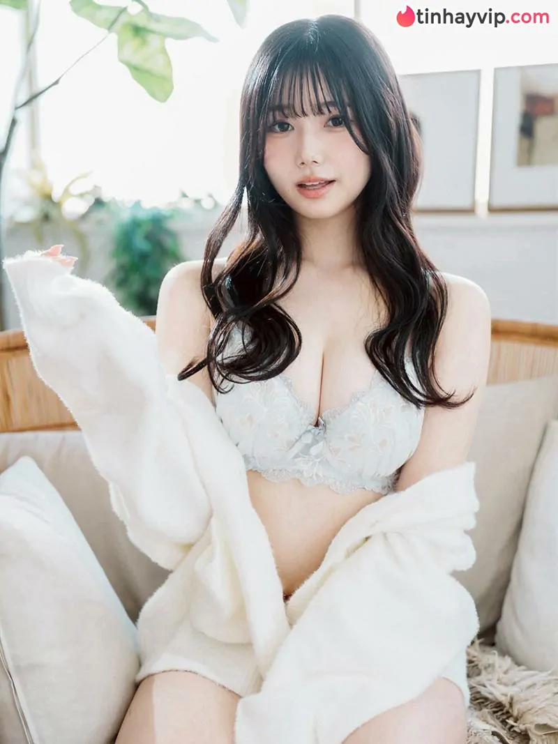 Nàng thơ AV Sana Mashiro diện bikini nửa kín nửa hở đốt mắt cánh mày râu