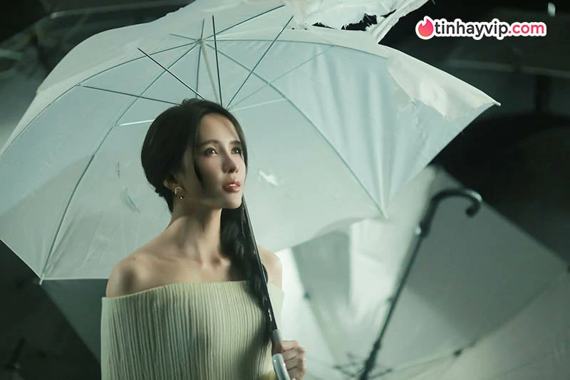 Thiều Bảo Trâm gây chú ý với tạo hình mới trong MV Tạnh Mưa