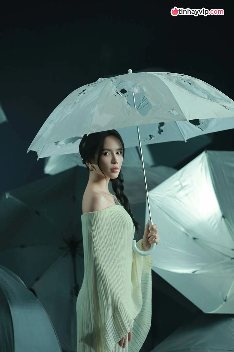 Thiều Bảo Trâm gây chú ý với tạo hình mới trong MV Tạnh Mưa