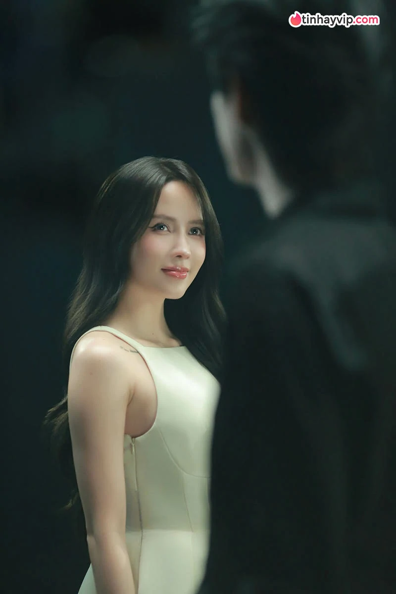 Thiều Bảo Trâm gây chú ý với tạo hình mới trong MV Tạnh Mưa