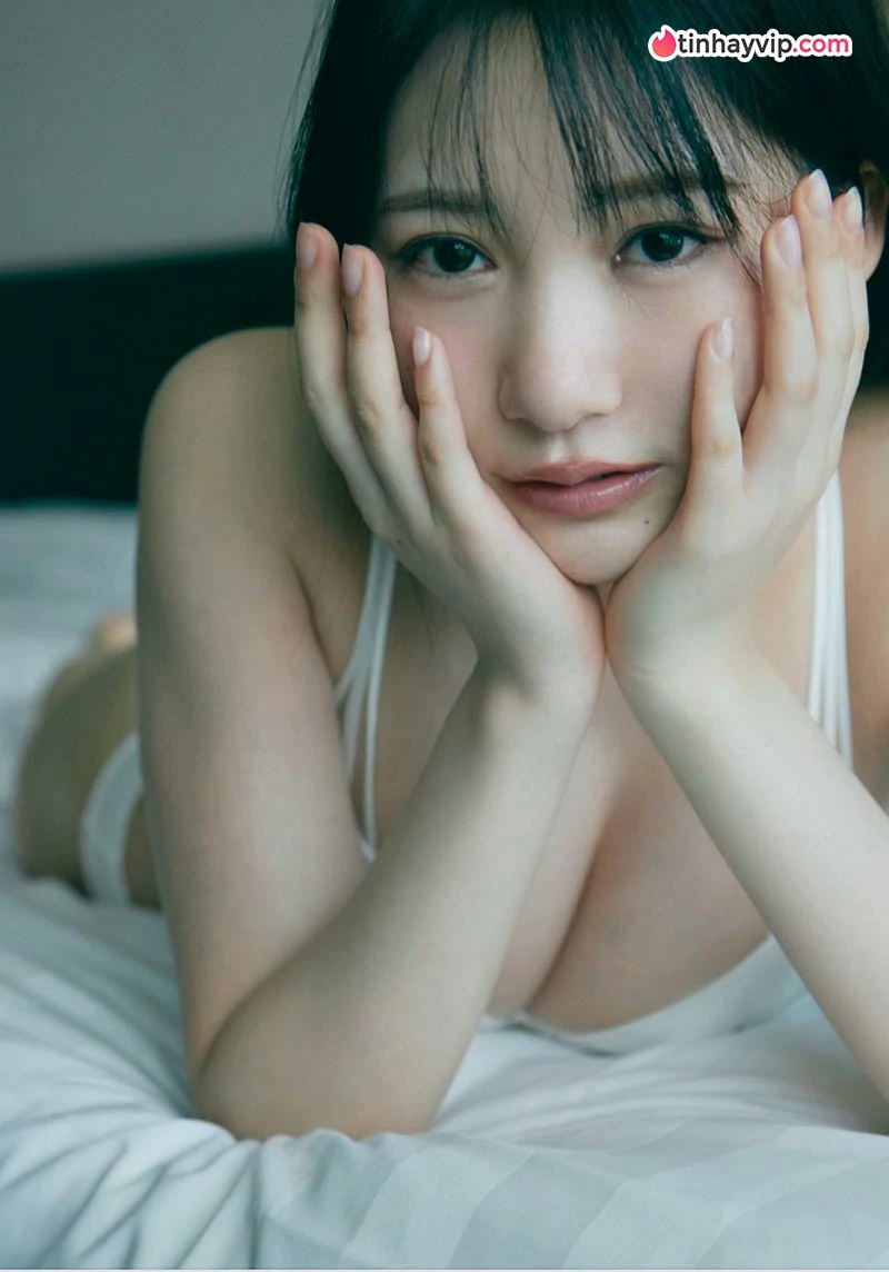 Yokono Sumire khoe chứng chỉ lặn sau chuyến đi biển