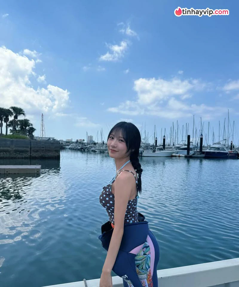 Yokono Sumire khoe chứng chỉ lặn sau chuyến đi biển