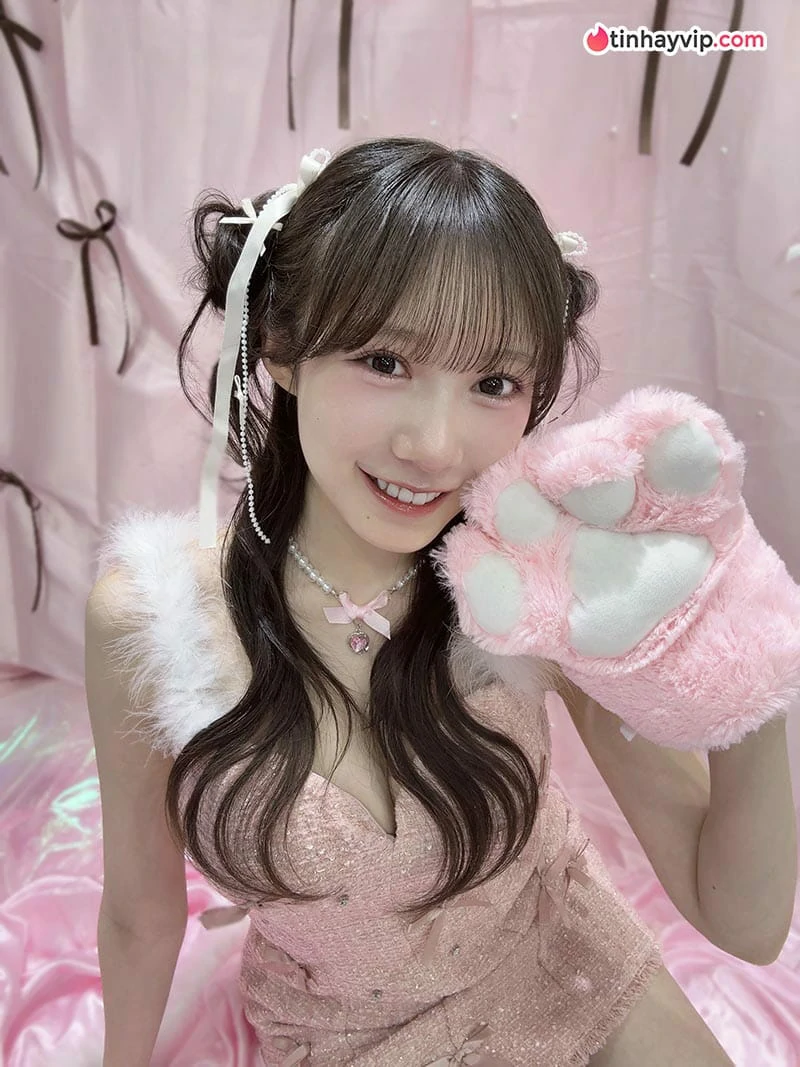 Yokono Sumire khoe chứng chỉ lặn sau chuyến đi biển