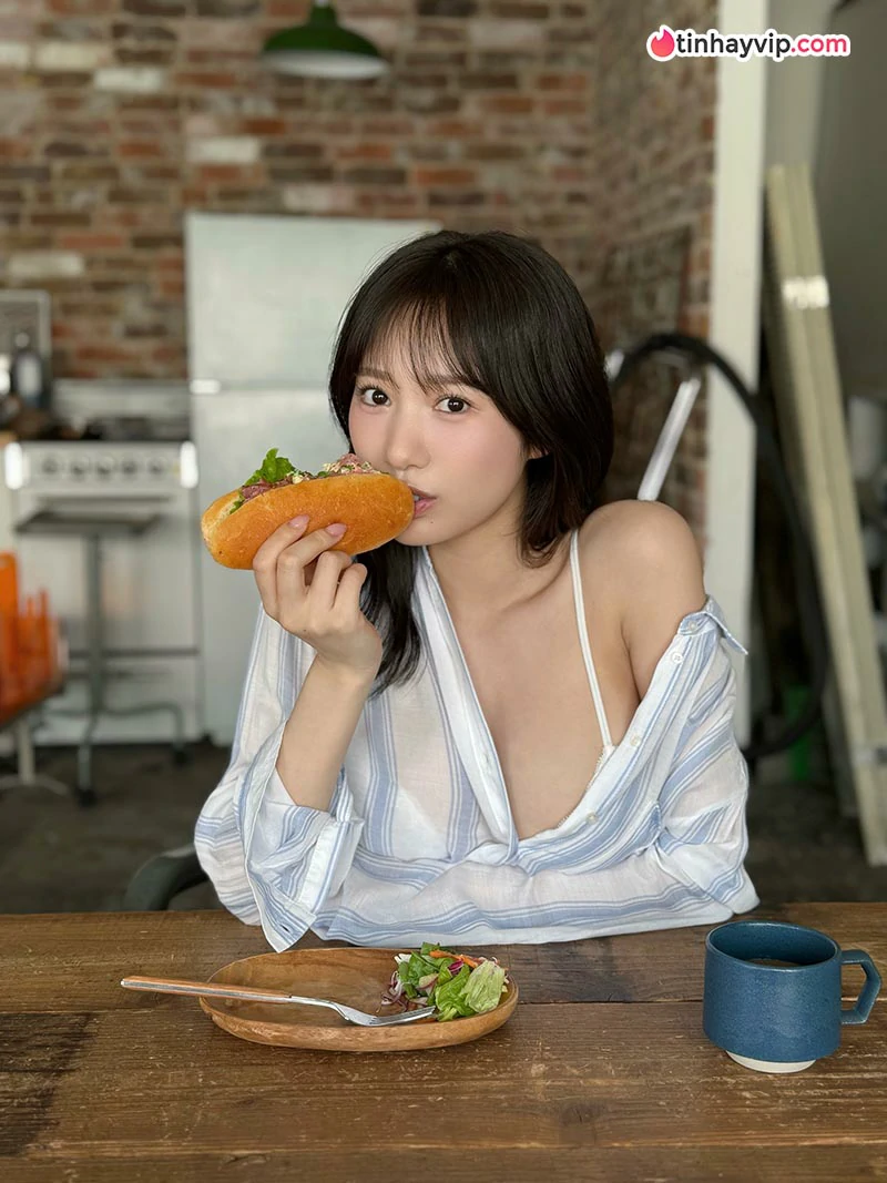 Yokono Sumire khoe chứng chỉ lặn sau chuyến đi biển